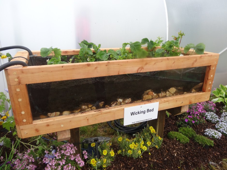 Self- contained raised wicking bed, with built in resevoirs